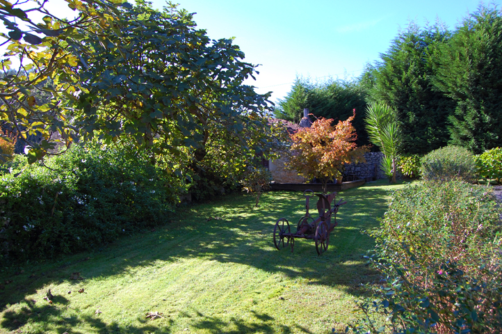 El jardín rodea la casa para que los niños jueguen